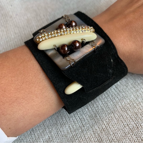 Hand crafted - Black Leather Cuff pearls bead metal pieces ajustable bracelet - Picture 3 of 8